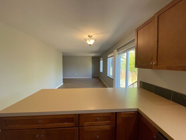 Foto del edificio - Great 6 bed, 6 bath Duplex Unit in North Portland with Laundry, Patio
