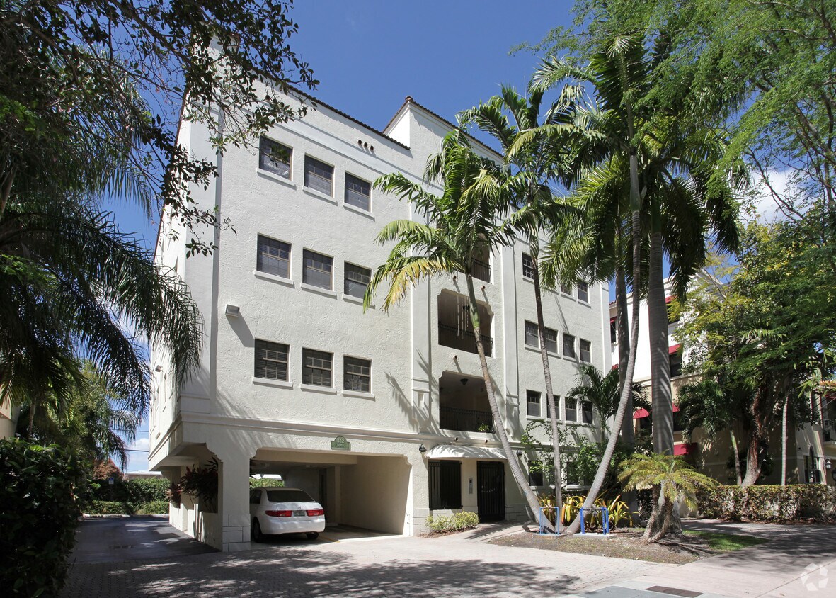 Foto principal - 842 Salzedo St