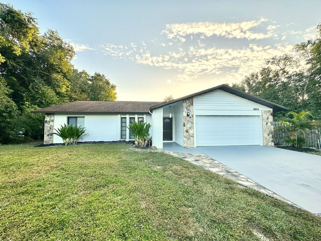 Foto principal - ** NORTH NAPLES ** 3 BED / 2 BATH ** NO HO...