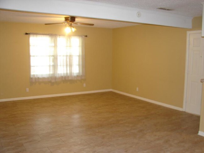 Building Photo - 912 Moorehill Dr