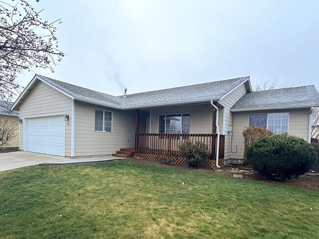 Foto del edificio - Charming 3Bed 2Bath Home in Madras, OR!
