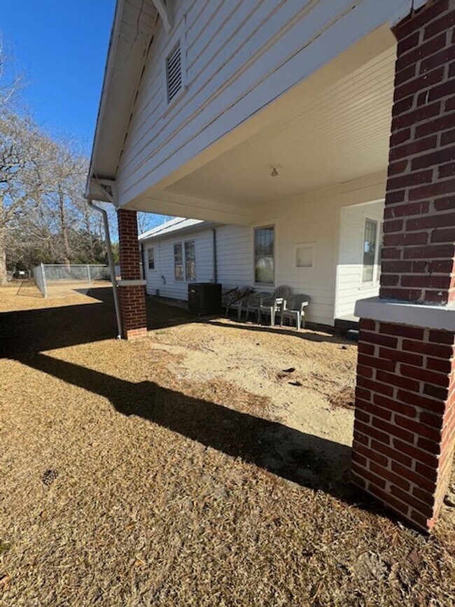 Building Photo - 911 E 4th St