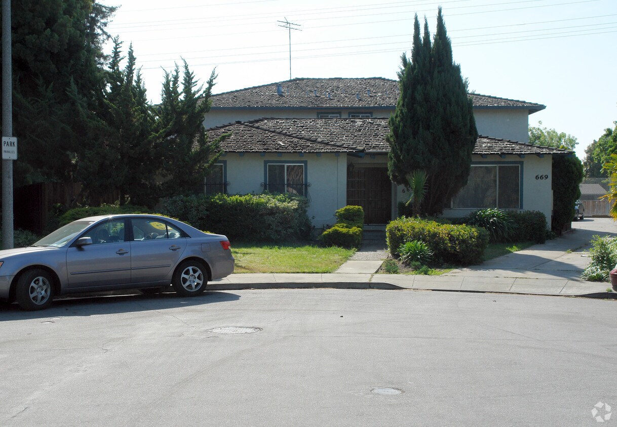 Primary Photo - 669 Belladonna Ct
