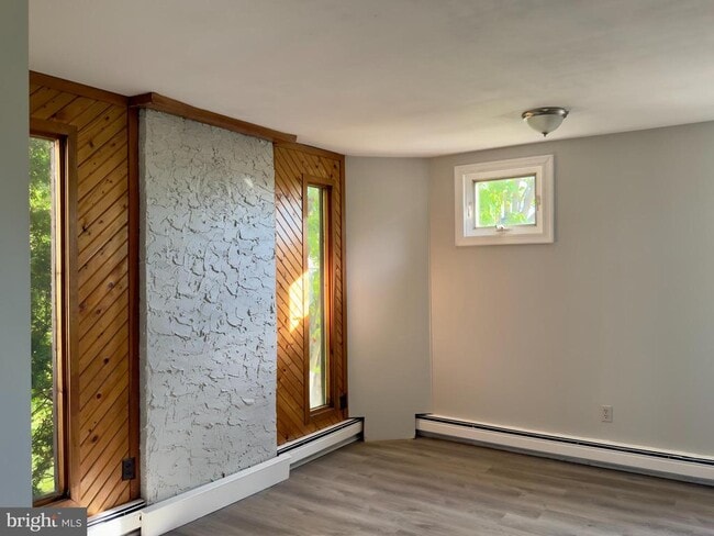 Building Photo - 422 W 6th Ave