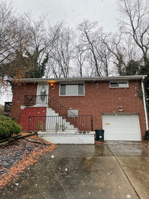 Primary Photo - Charming 3 bed, 2 bath with finished basem...