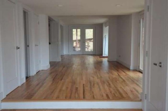 Building Photo - 121 Lakeshore Dr
