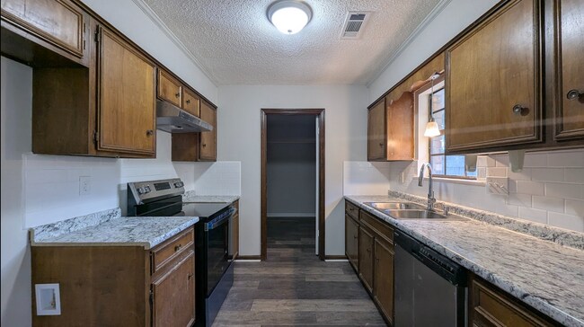 Building Photo - 4704 Ray Dr