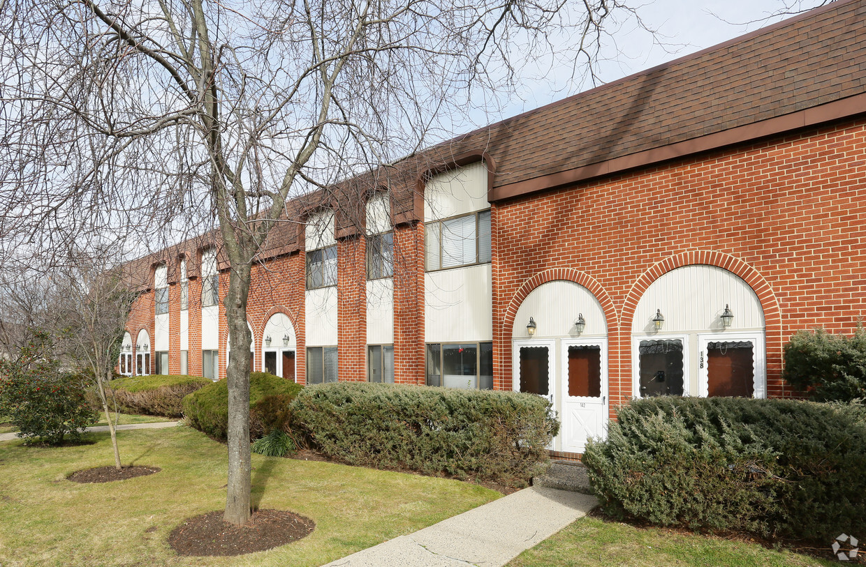 Primary Photo - Cedarhurst Courtyard