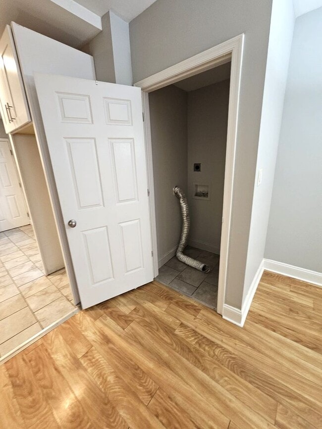 Building Photo - 2 Bedroom recently renovated Belmont Neigh...