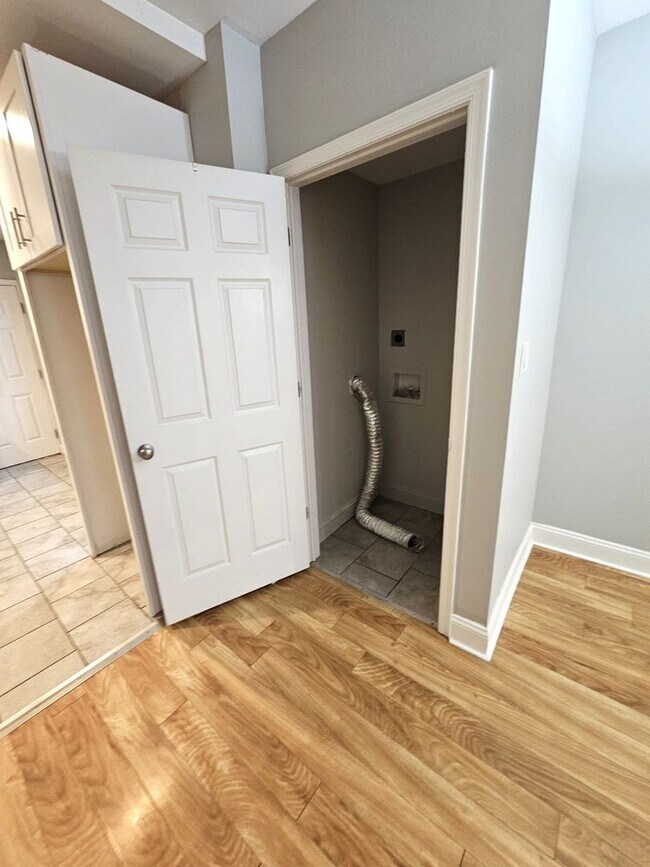 Foto del edificio - 2 Bedroom recently renovated Belmont Neigh...