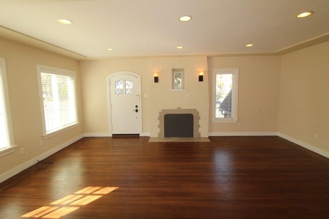 Building Photo - Concord Beautiful 2 bedroom 1 bath home wa...