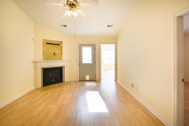 Building Photo - Charming Duplex with Yard in Moncks Corner