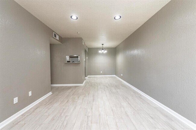 Foto del edificio - 8100 Creekbend Dr