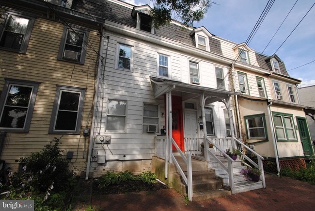 Building Photo - 457 Locust Ave
