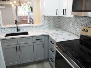 Building Photo - 962 S Weatherred Dr