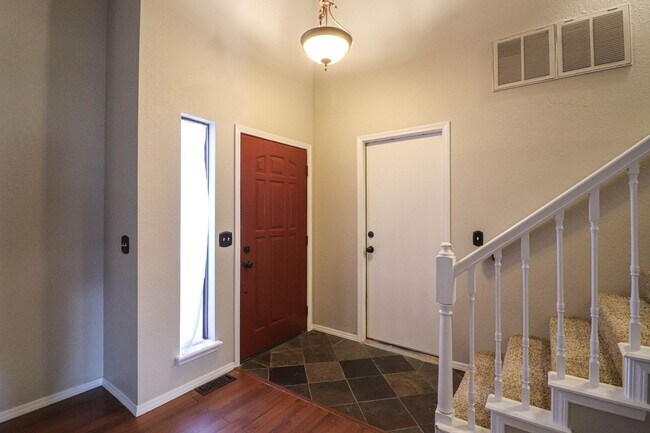 Foto del edificio - 4 bedroom, 2 1/2 bath, 2 car garage located in the quiet Summit View subdivision.