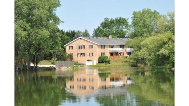 Foto del edificio - 524 Laurel Lake Rd