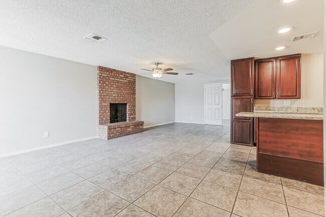 Building Photo - 1616 W Los Arboles Pl
