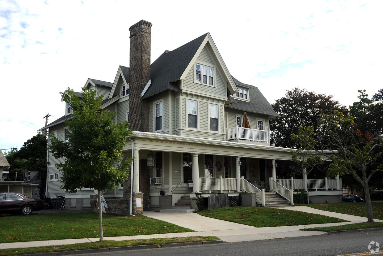 Primary Photo - 402 Sunset Ave