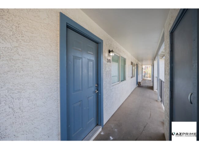 Building Photo - FREE FIRST MONTH'S RENT MOVE-IN SPECIAL! Experience vibrant city Living in This Stylish 2/1 condo De