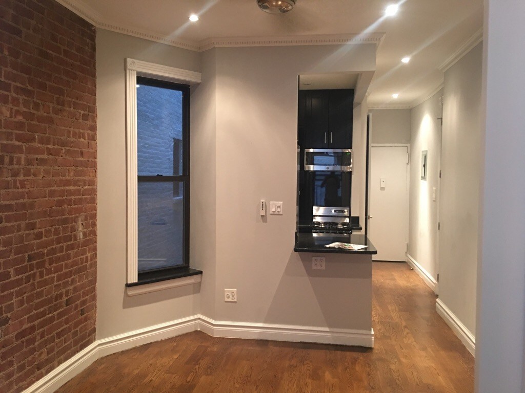 Foto principal - 211 E 21st St