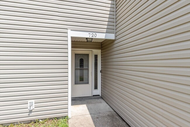 Building Photo - Stylish Comfort, Character, and Convenienc...