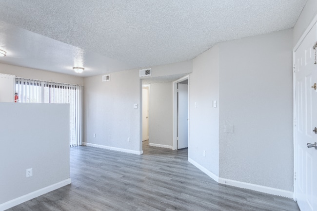Foto del edificio - 145 W Pioneer Pkwy