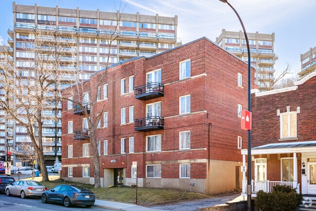 Building Photo - 4900 Ch De La Côte-Des-Neiges