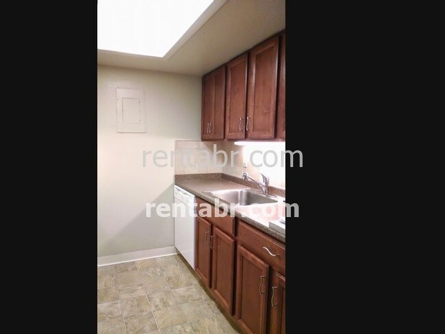 Building Photo - 1150 Golden Cir