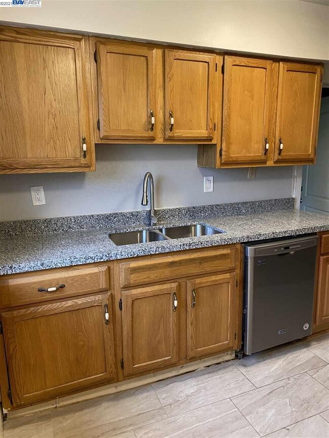 Building Photo - 3348 Colwyn Rd