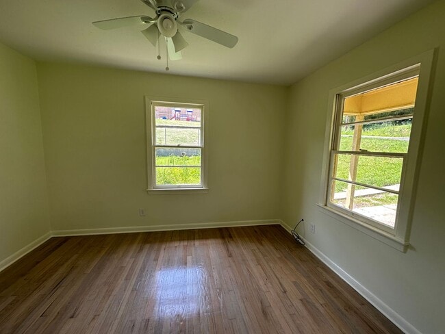 Building Photo - Updated 3 Bedroom House