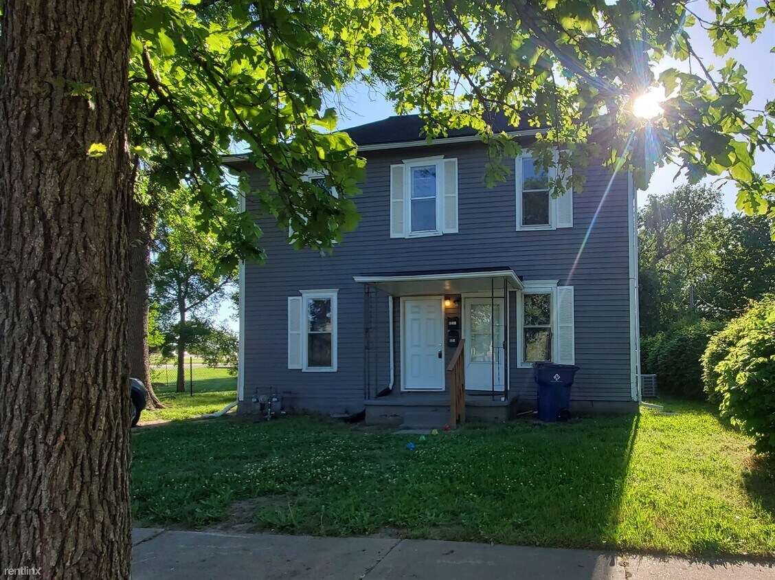Primary Photo - 2 br, 1 bath Duplex - 521 S Oak St