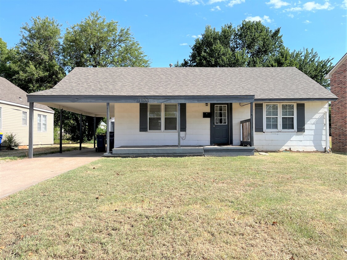 Front of House - 1706 W Arrowhead Plz