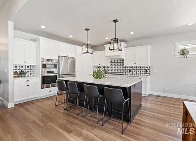 Building Photo - Pet-Friendly Oasis with Gourmet Kitchen and Outdoor Entertainment