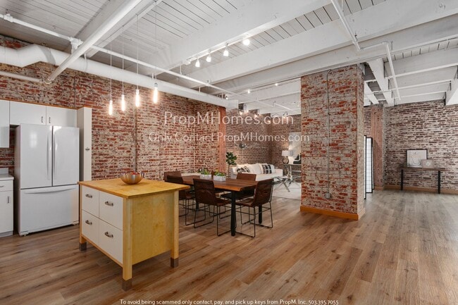Building Photo - Stunning One Bedroom Historic Loft Style Condo In The Heart of The Pearl!