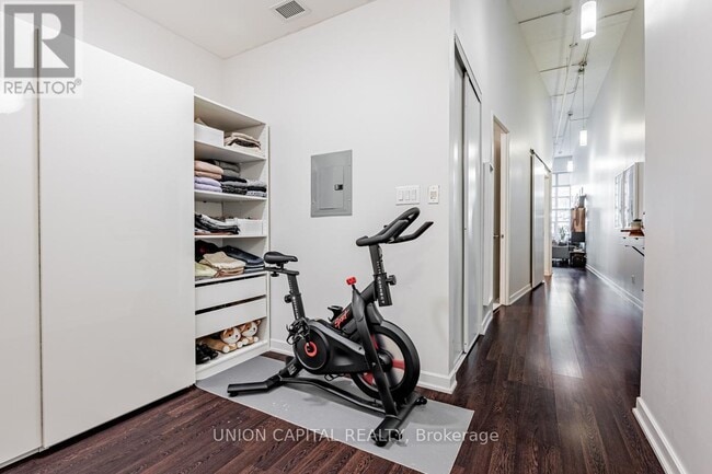 Building Photo - 380 Macpherson Ave