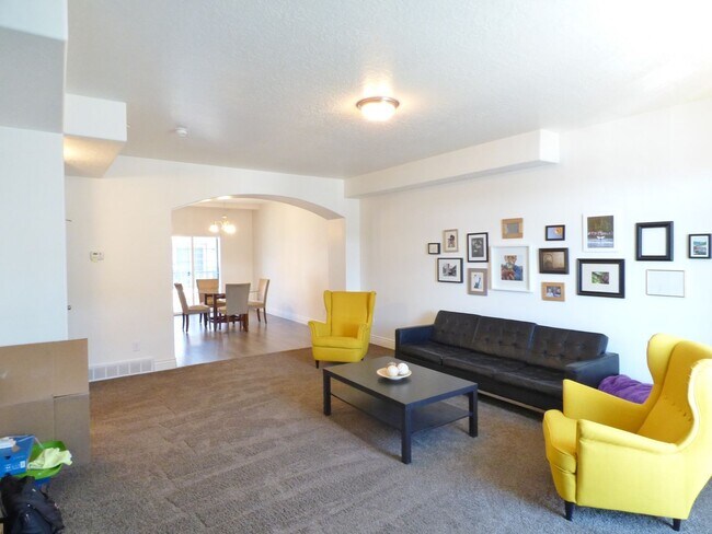 Foto del edificio - 3 Bd 3.5 Bath 2 Car Garage Townhome in Sandy