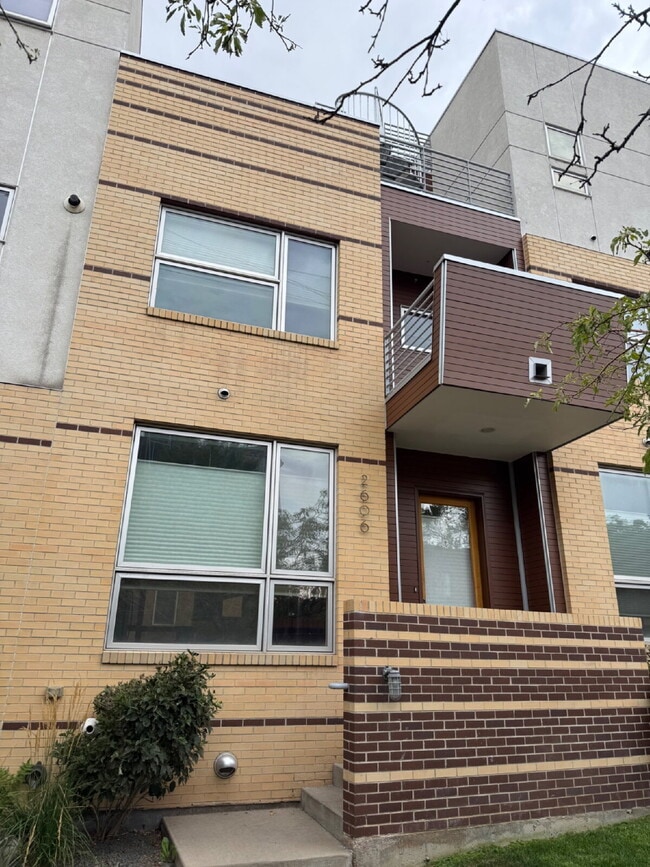 Building Photo - "Spacious 3-Bedroom Townhouse Retreat in Vibrant Denver with 2.5 Baths – 2047 Sq Ft of Modern Liv...