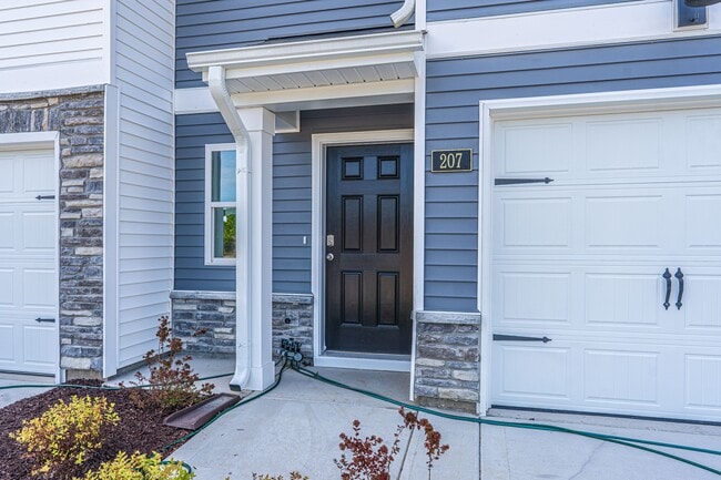 Building Photo - 207 Maddox Dr