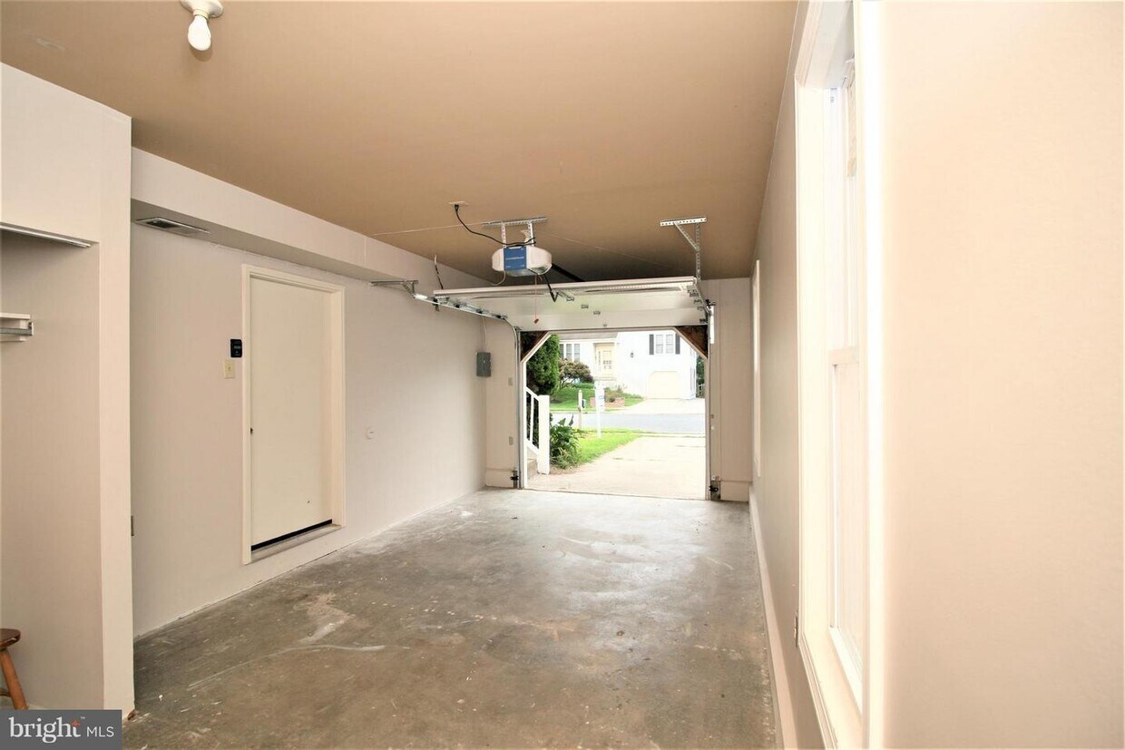 Primary Photo - 219 Thames Dr