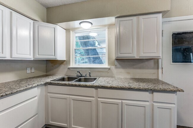 Building Photo - Spacious 3/2 with fenced yard, laundry room, and 2 car garage