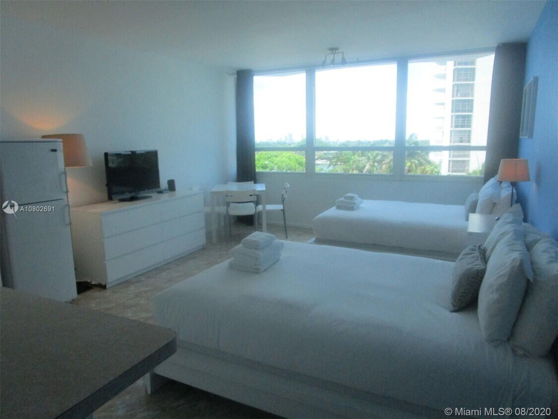 Primary Photo - 5445 Collins Ave