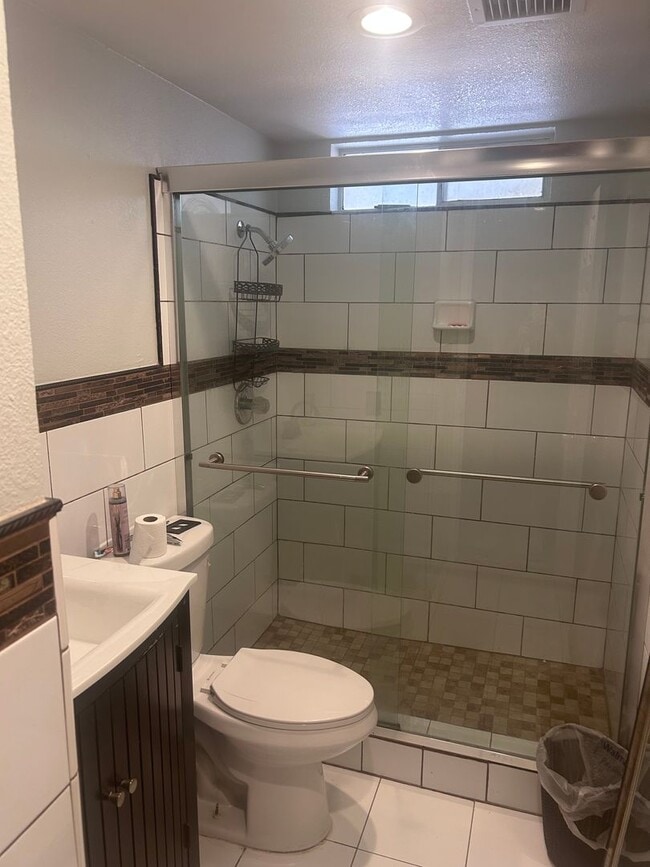 Building Photo - Absolutely Amazing Renovated Home – Move-I...