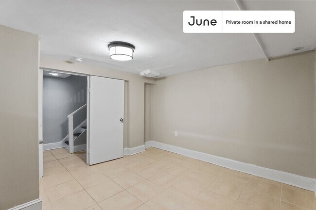 Building Photo - Private bedroom in 6 bed/2.5 bath Home