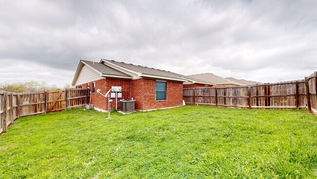 Foto del edificio - 3 BEDROOM, 2 BATH, 2 CAR GARAGE DUPLEX!!!