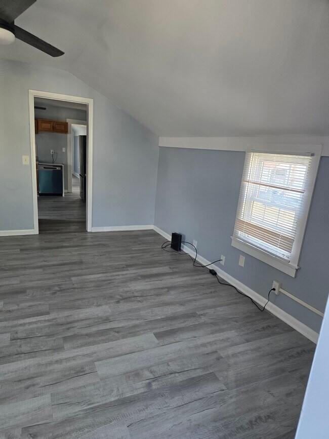 Foto del edificio - BEAUTIFULLY RENOVATED 2 BEDROOMS WITH BALCONY