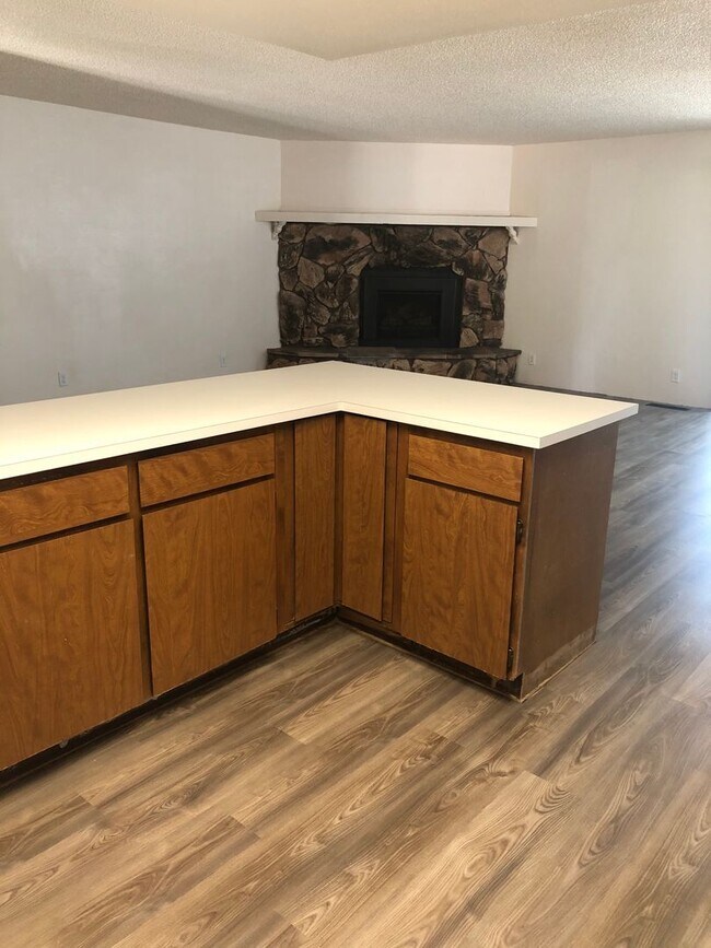 Building Photo - COUNTRY HEIGHTS SUBDIVISION - 3 BED/ 2 BAT...