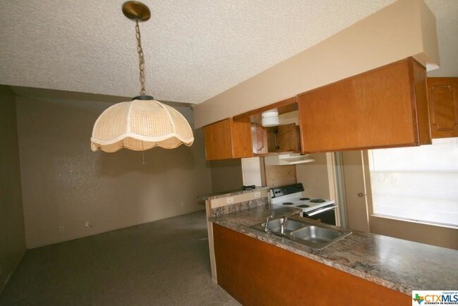 Building Photo - 2302 Shoemaker Dr