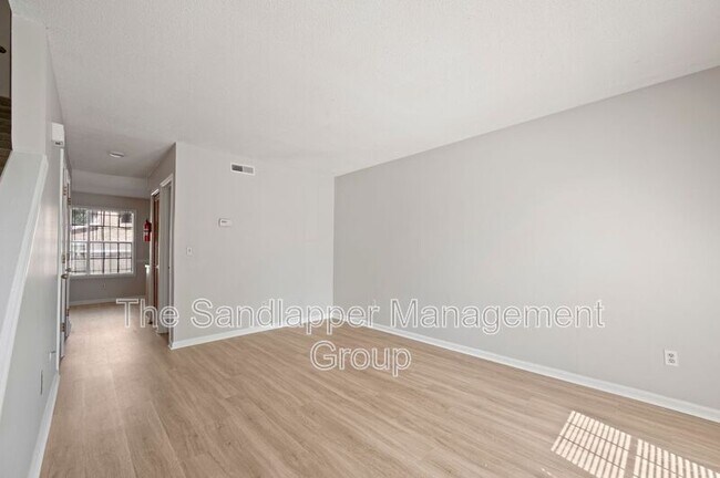 Foto del edificio - 3614 Peppertree Ln