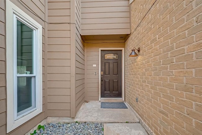 Building Photo - 12111 Poulson Dr